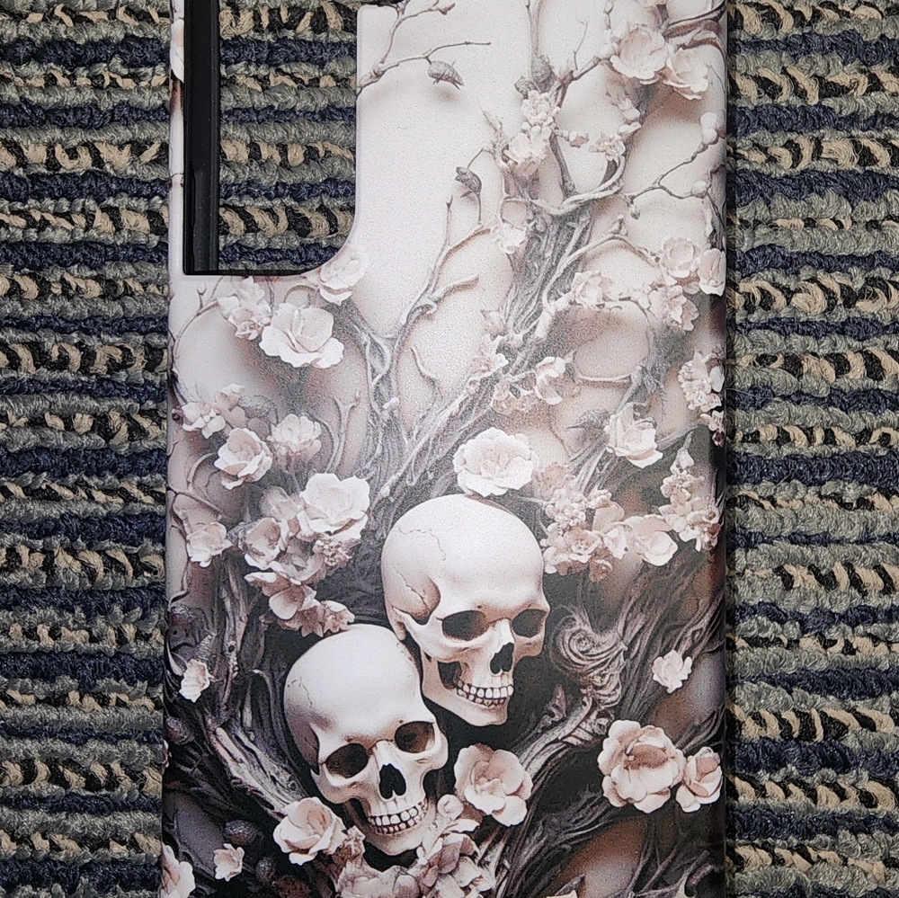 Samsung Skull and Floral Design Case - Black and Cream